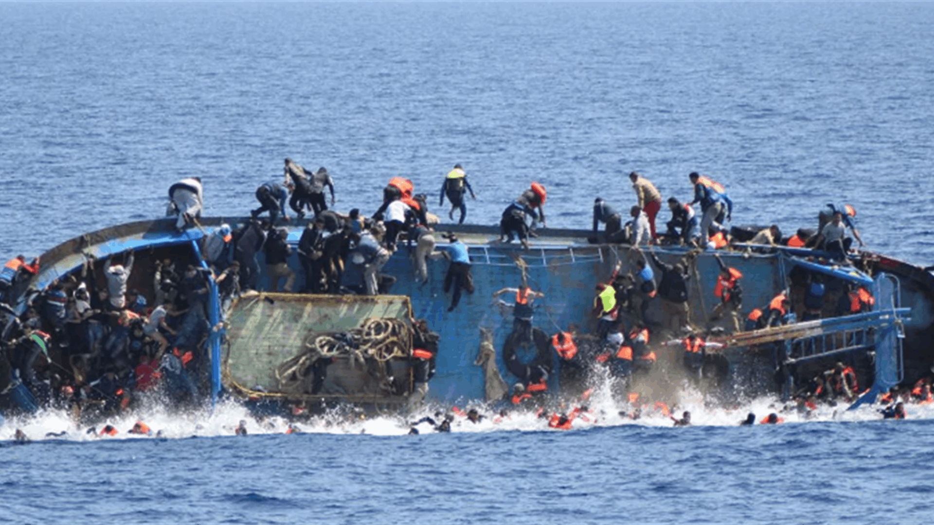 صحيفة أمريكية تتهم اليونان بإغراق قارب للمهاجرين والتسبب بوفاة من فيه