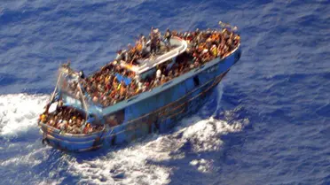 الأورومتوسطى يتهم السلطات اليونانية بالتلاعب بشهادات الناجين من حادثة غرق قارب 14يونيو