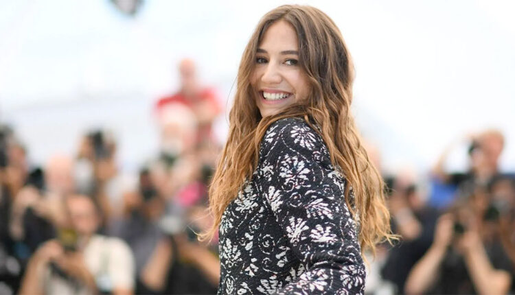 المغنية الفرنسية أيزيا هيجلان تدعو لقتل الرئيس الفرنسي ماكرون