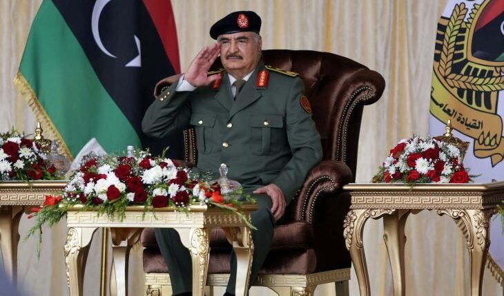 موقع بريطاني .. خليفة حفتر يستخدم 10 قواعد عسكرية لتهريب السلاح إلى "حميدتي"