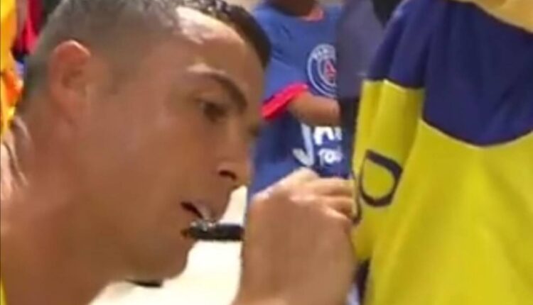 كريستيانو رونالدو يحقق أمنية طفل عقب مباراة النصر وباريس سان جيرمان الودية