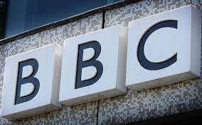 بريطانيا .. مقدم برامج مشهور في قناة البي بي سي متهم بفضيحة جنسية