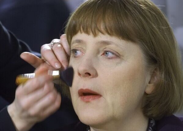 صحيفة ألمانية .. الحكومة أنفقت 55 ألف يورو على شعر "أنغيلا ميركل" ومكياجها !!