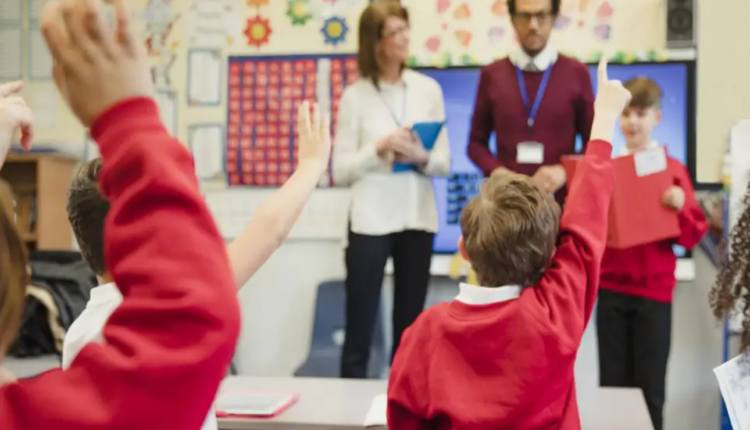 صحيفة "ديلي ميل" مدرسة بريطانية تدرس الإباحية للأطفال !!