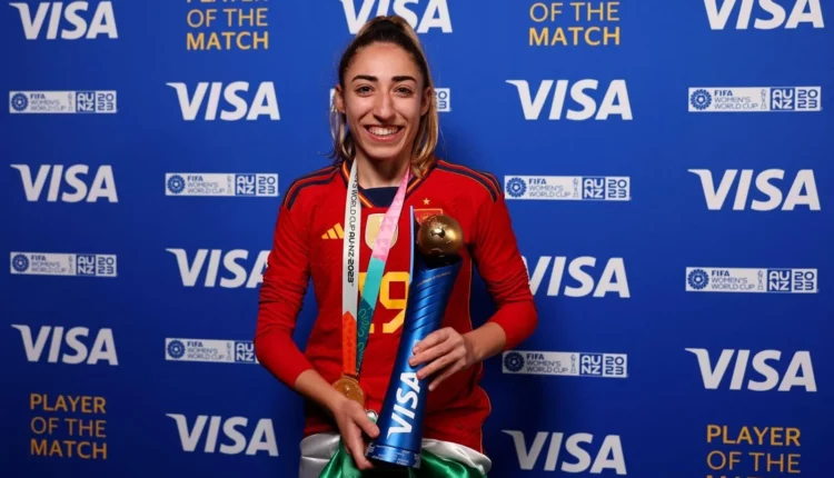 انتقادات كبيرة لرئيس الاتحاد بعد تقبيل نجمة منتخب إسبانيا عقب الفوز بمونديال السيدات