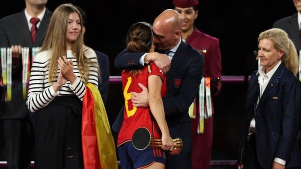 الاتحاد الدولي لكرة القدم يقرر إيقاف رئيس اتحاد إسبانيا لويس روبياليس بسبب "قضية القبلة"