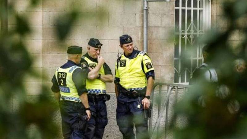 الشرطة السويدية تعتقل شخصاً حاول منع حرق المصحف الشريف في ستوكهولم