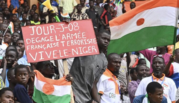 النيجر ترفع الحصانة عن السفير الفرنسي وتمهله 48 ساعة لمغادرة البلاد