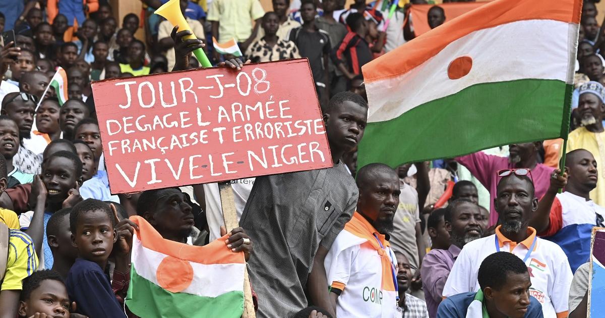 النيجر ترفع الحصانة عن السفير الفرنسي وتمهله 48 ساعة لمغادرة البلاد