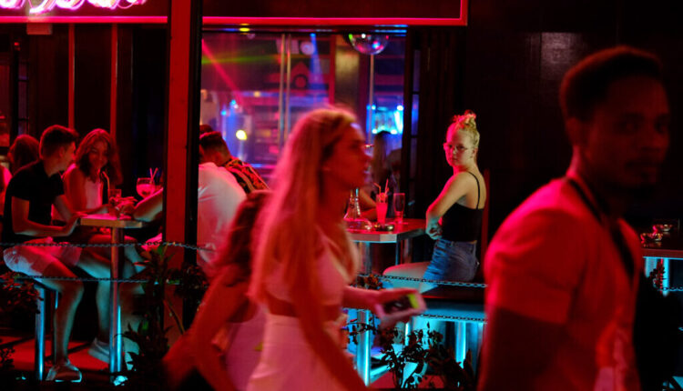 إسبانيا .. إلقاء القبض على ستة سائحين للاشتباه في قيامهم باغتصاب جماعي لشابة بريطانية