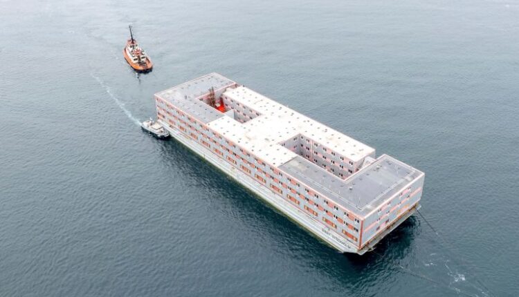 بريطانيا تبدأ بنقل المهاجرين لبارجة "بيبي ستوكهولم" الراسية جنوب البلاد