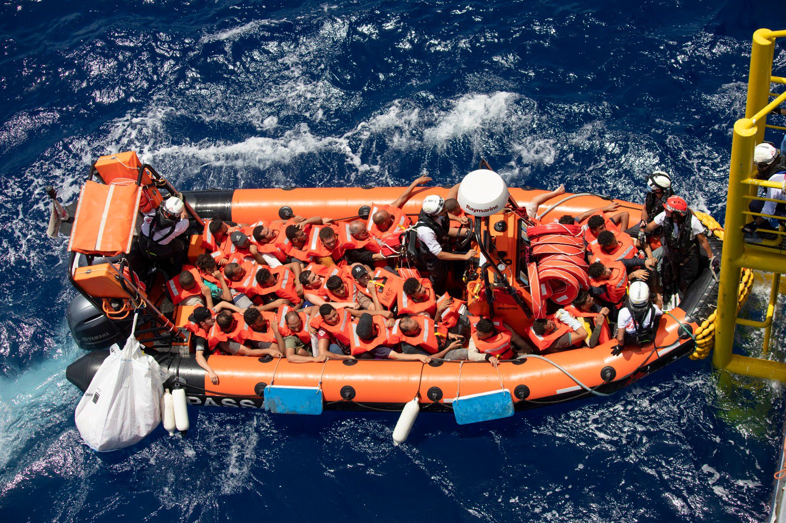 سفينة "جيو بارنتس" تتمكن من إنقاذ 55 مهاجر من المتوسط 