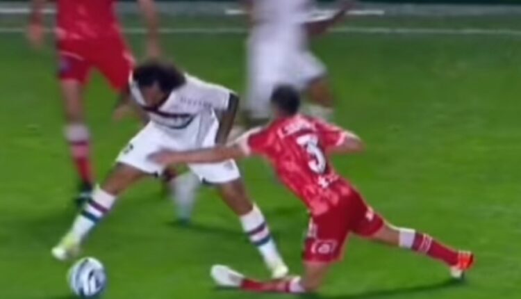 اللاعب البرازيلي مارسيلو يتسبب بإصابة مروعة للاعب الأرجنتيني لوسيانو سانشيز