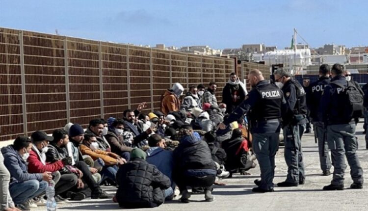 منظمة حقوقية .. فرنسا تستخدم العنف والمعاملة المهينة وغير الإنسانية مع المهاجرين