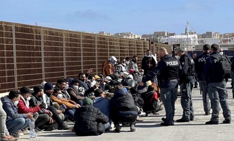 منظمة حقوقية .. فرنسا تستخدم العنف والمعاملة المهينة وغير الإنسانية مع المهاجرين