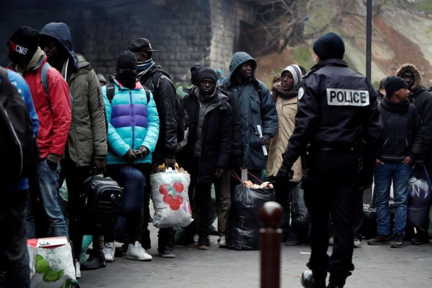 منظمة حقوقية .. فرنسا تستخدم العنف والمعاملة المهينة وغير الإنسانية مع المهاجرين 