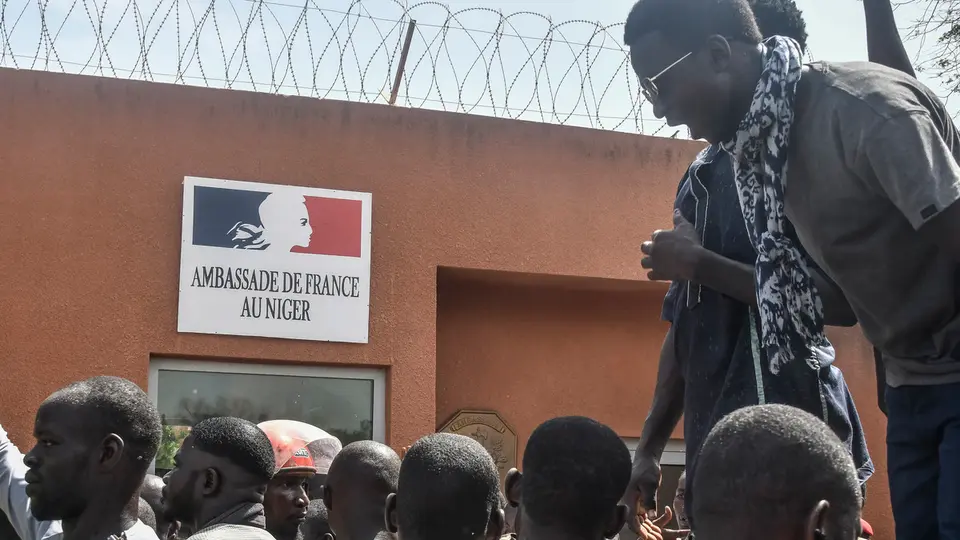 النيجر ترفع الحصانة عن السفير الفرنسي وتمهله 48 ساعة لمغادرة البلاد 