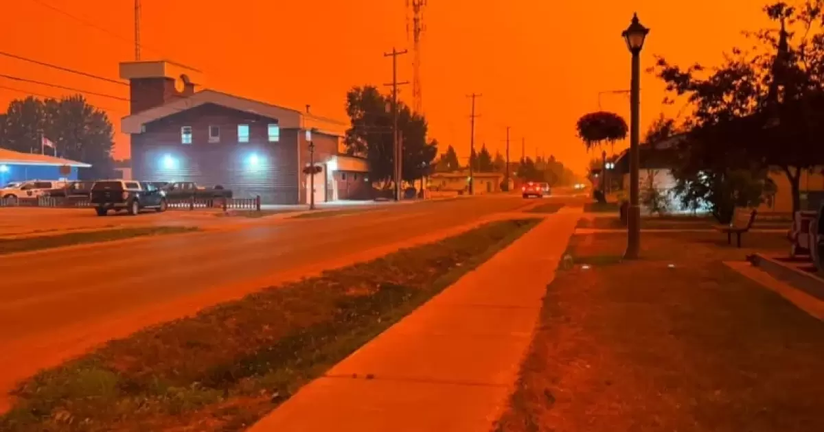 السلطات الكندية تخلي مدينة كاملة وتعلن حالة الطوارئ بسبب الحرائق