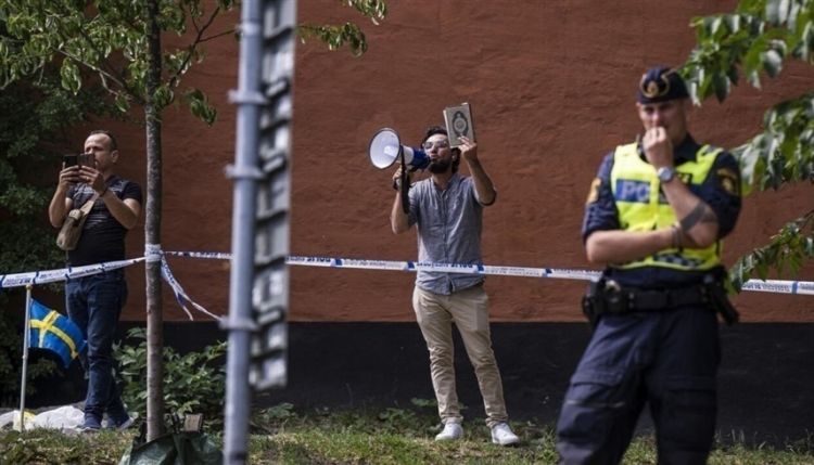 السويد والدنمارك .. تحاولان حظر احتجاجات حرق المصحف الشريف في كلا البلدين 