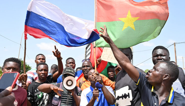 باريس تتهم العسكريين الحاكمين للنيجر باحتجاز السفير الفرنسي "سيلفان إيت"