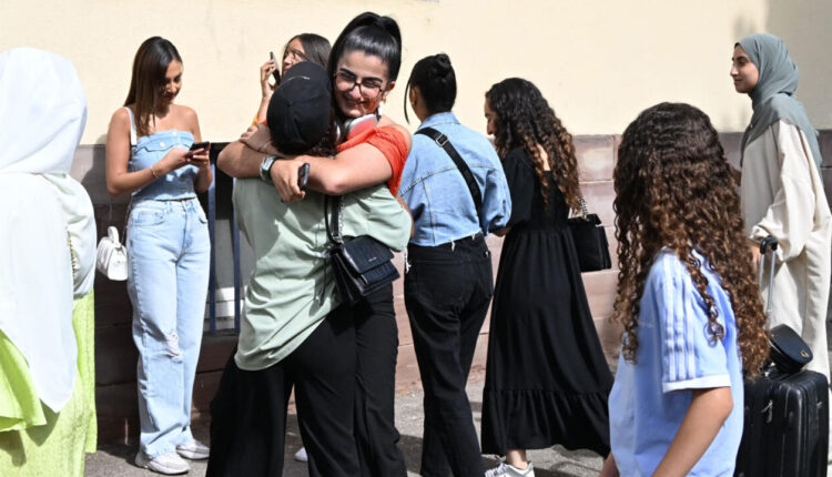 الرئيس الفرنسي بعد حظر العبائة الإسلامية يقترح الزي الموحد للمدارس العامة