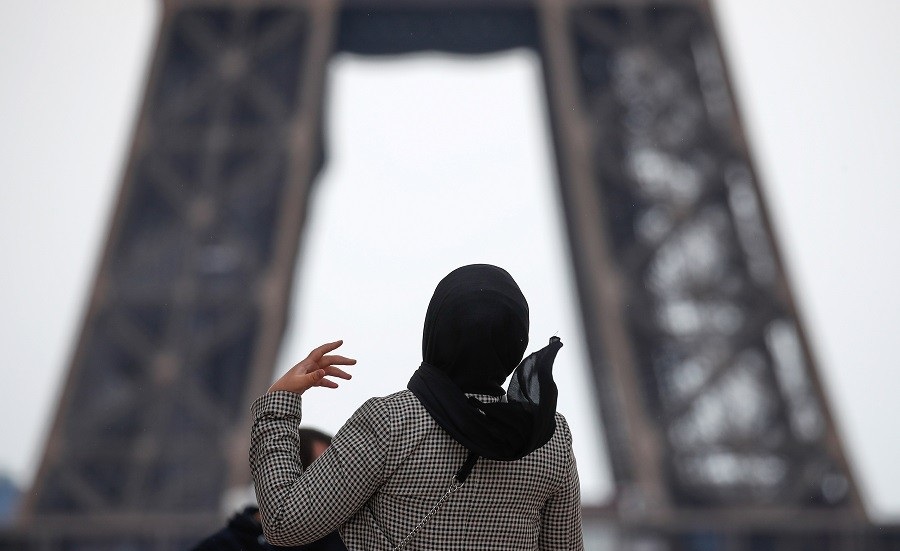 طالبات يرتدين العبائة الإسلامية في أول أيام العام الدارسي في فرنسا رغم الحظر 