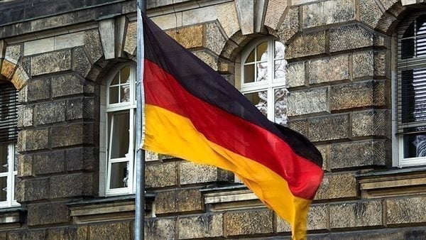 الشرطة الألمانية تكثف البحث عن أشخاص يؤدون تحية هتلر النازية