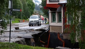 أمطار السويد تتسبب بانهيارات الطرق وأضرار كبيرة بالممتلكات  