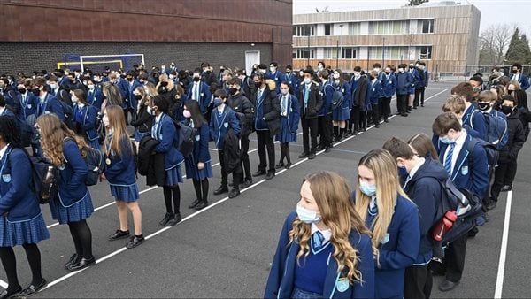 بريطانيا تغلق أكثر من 100 مدرسة مهددة بالانهيار