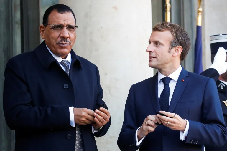 باريس تتهم العسكريين الحاكمين للنيجر باحتجاز السفير الفرنسي "سيلفان إيت"