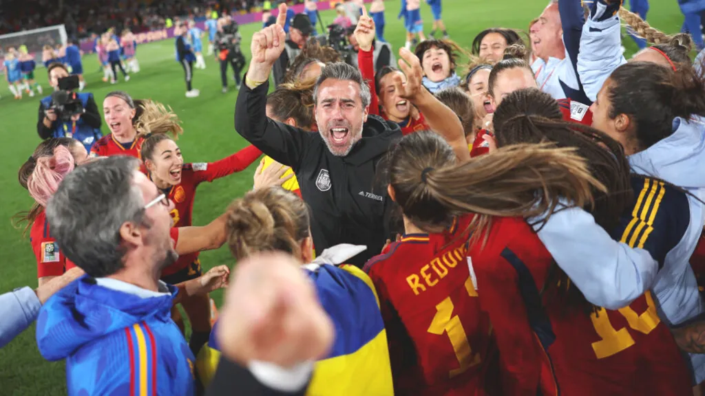 الاتحاد الإسباني لكرة القدم يقيل مدرب منتخب السيدات "خورخي فيلدا" 