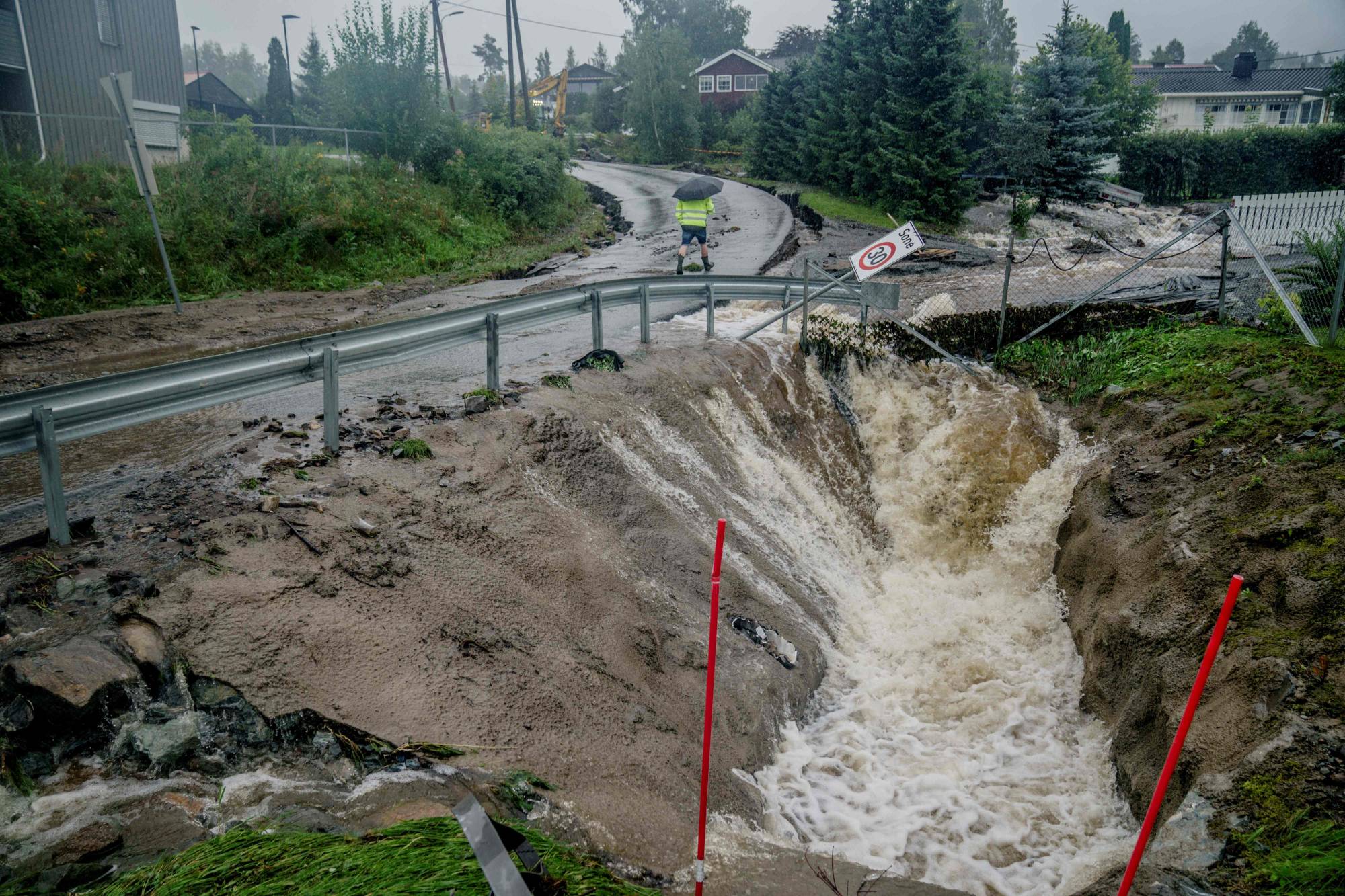 أمطار السويد تتسبب بانهيارات الطرق وأضرار كبيرة بالممتلكات