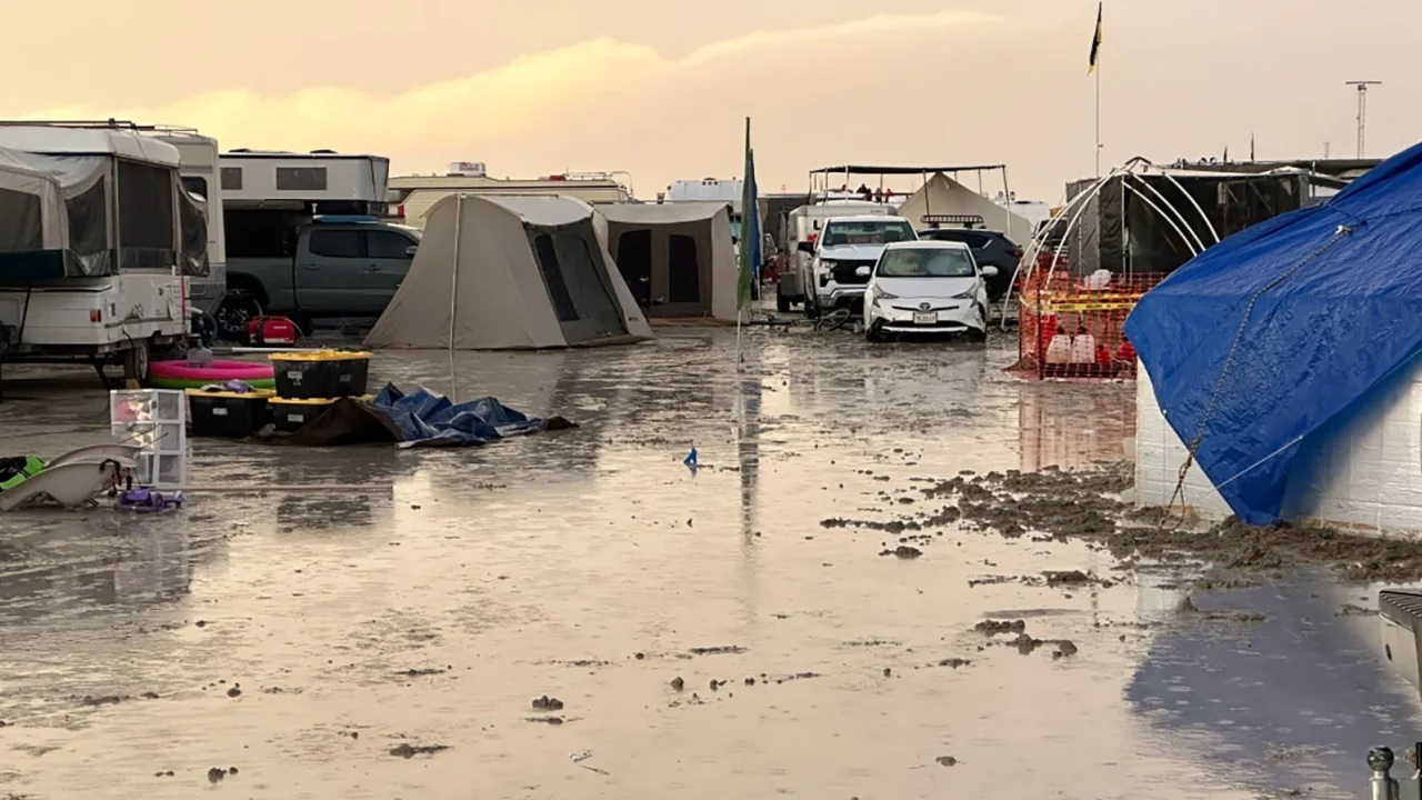 مهرجان أمريكي شهير في الصحراء يتحول إلى جحيم بفعل العواصف والأمطار
