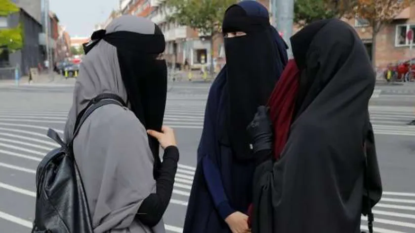 البرلمان السويسري يقر قانونا يحظر فيه ارتداء "النقاب" وكل مايغطي الوجه في الأماكن العامة 