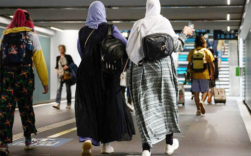 طالبات يرتدين العبائة الإسلامية في أول أيام العام الدارسي في فرنسا رغم الحظر