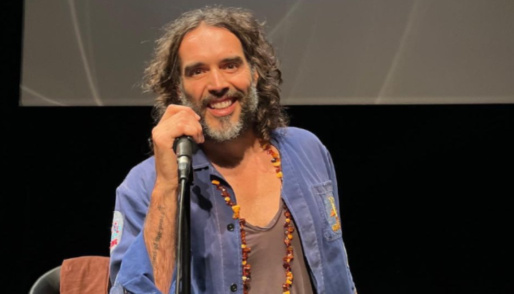 امرأة تتهم الممثل البريطاني راسل براند بالكشف عن أجزاء حميمة من جسمه لها في عام 2008