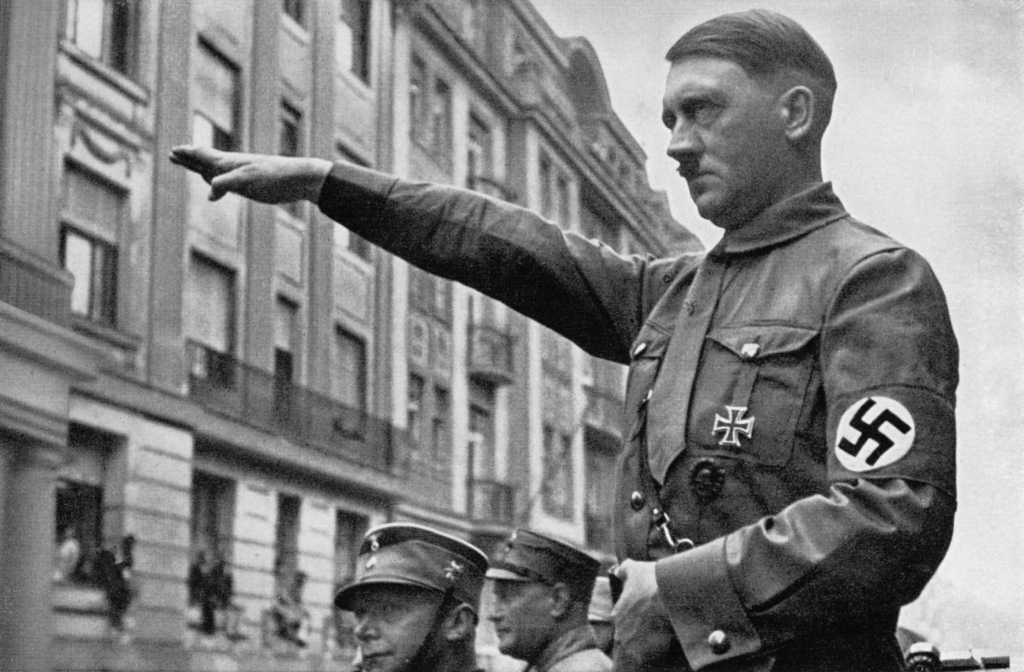 الشرطة الألمانية تكثف البحث عن أشخاص يؤدون تحية هتلر النازية 
