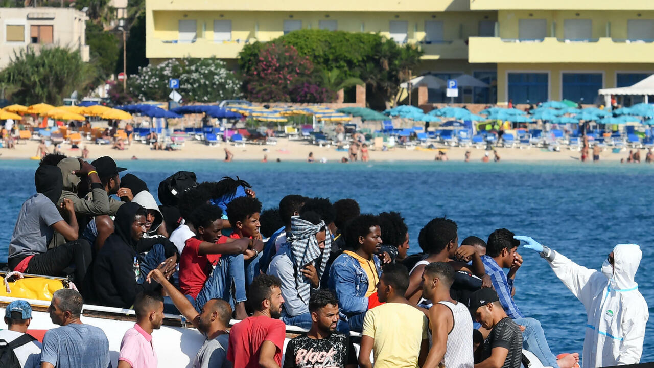 الحكومة الإيطالية تشدد في ملف الهجرة غير الشرعية من خلال زيادة فترة اعتقال المهاجرين غير النظاميين