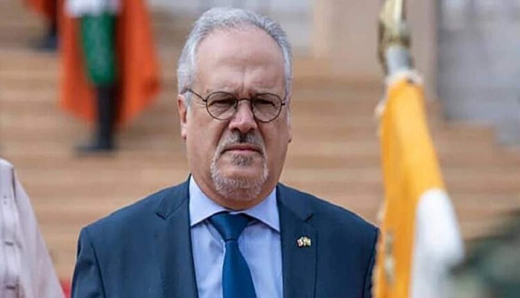 السفير الفرنسي في النيجر يغادر البلاد