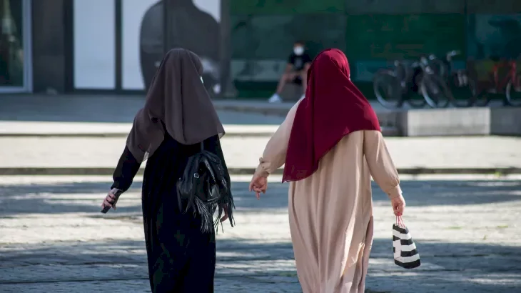 طالبات يرتدين العبائة الإسلامية في أول أيام العام الدارسي في فرنسا رغم الحظر 