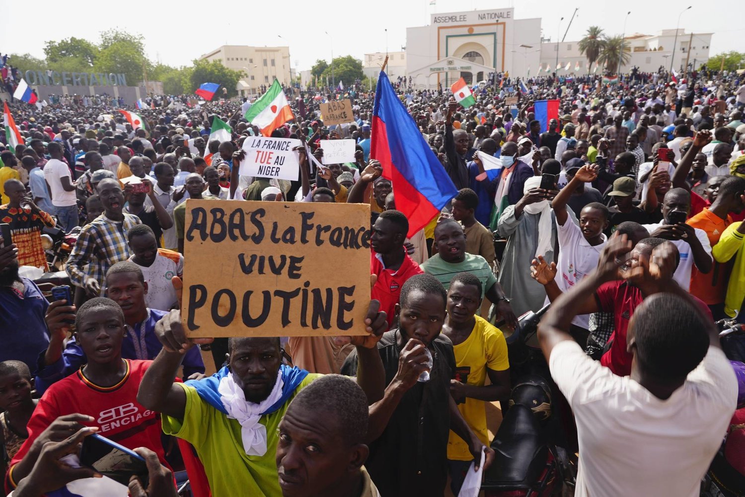 فرنسا تبدأ بمغادرة قواعدها في النيجر 