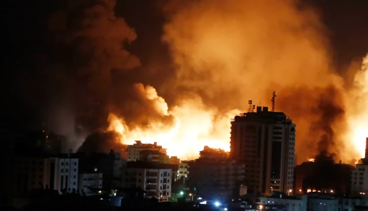 قصف مكثف وعنيف لليوم الرابع على مدينة غزة