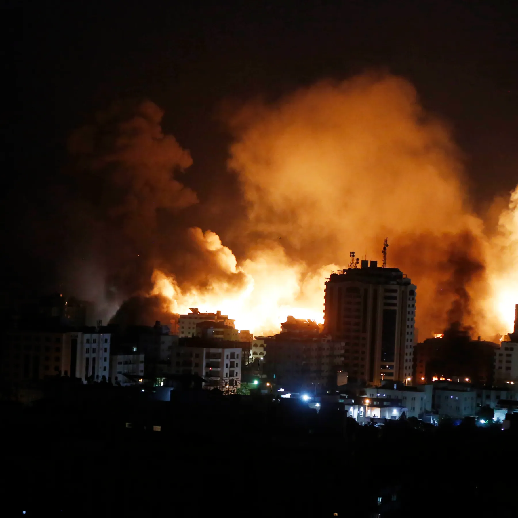 قصف مكثف وعنيف لليوم الرابع على مدينة غزة