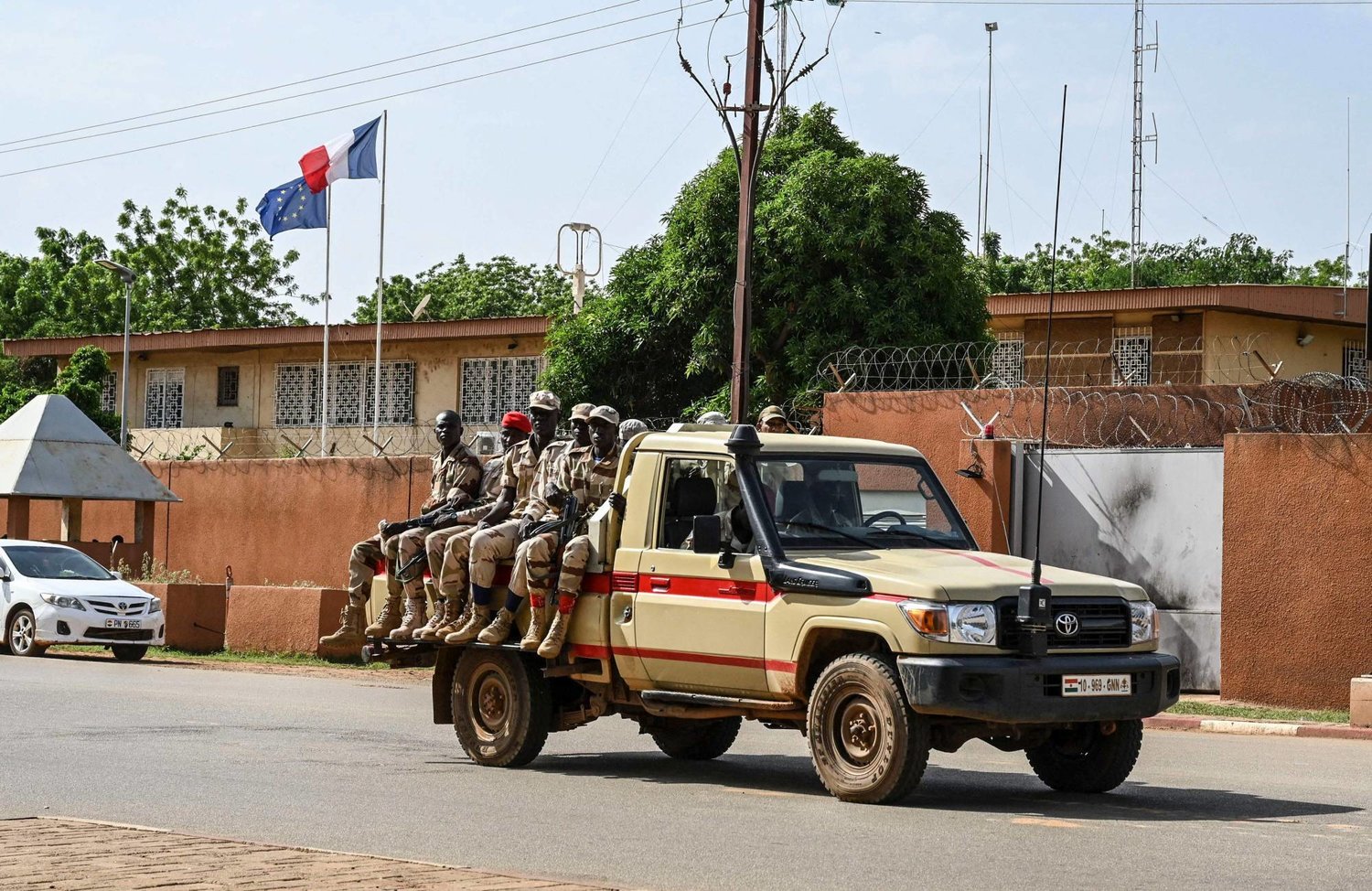 فرنسا تبدأ بمغادرة قواعدها في النيجر 