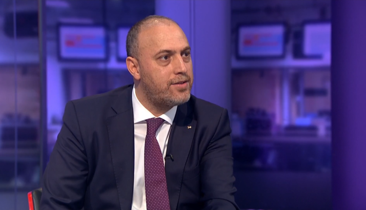 حسام زملط سفير فلسطين لدى لندن يفضح الإعلام الغربي في التعاطي مع القضية الفلسطينية