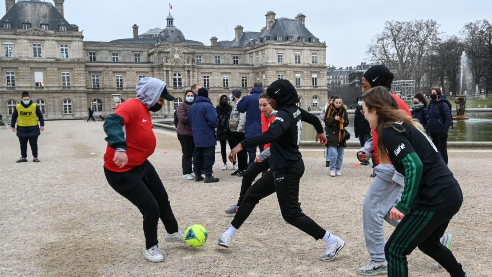الاتحاد الرياضي للتضامن الإسلامي يندد بقرار فرنسا منع اللاعبات من ارتداء الحجاب