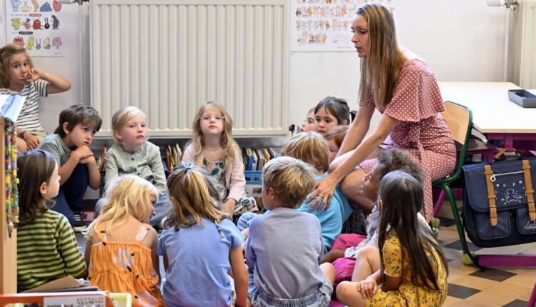 المدارس البلجيكية تشن حملة صارمة على الهواتف الذكية