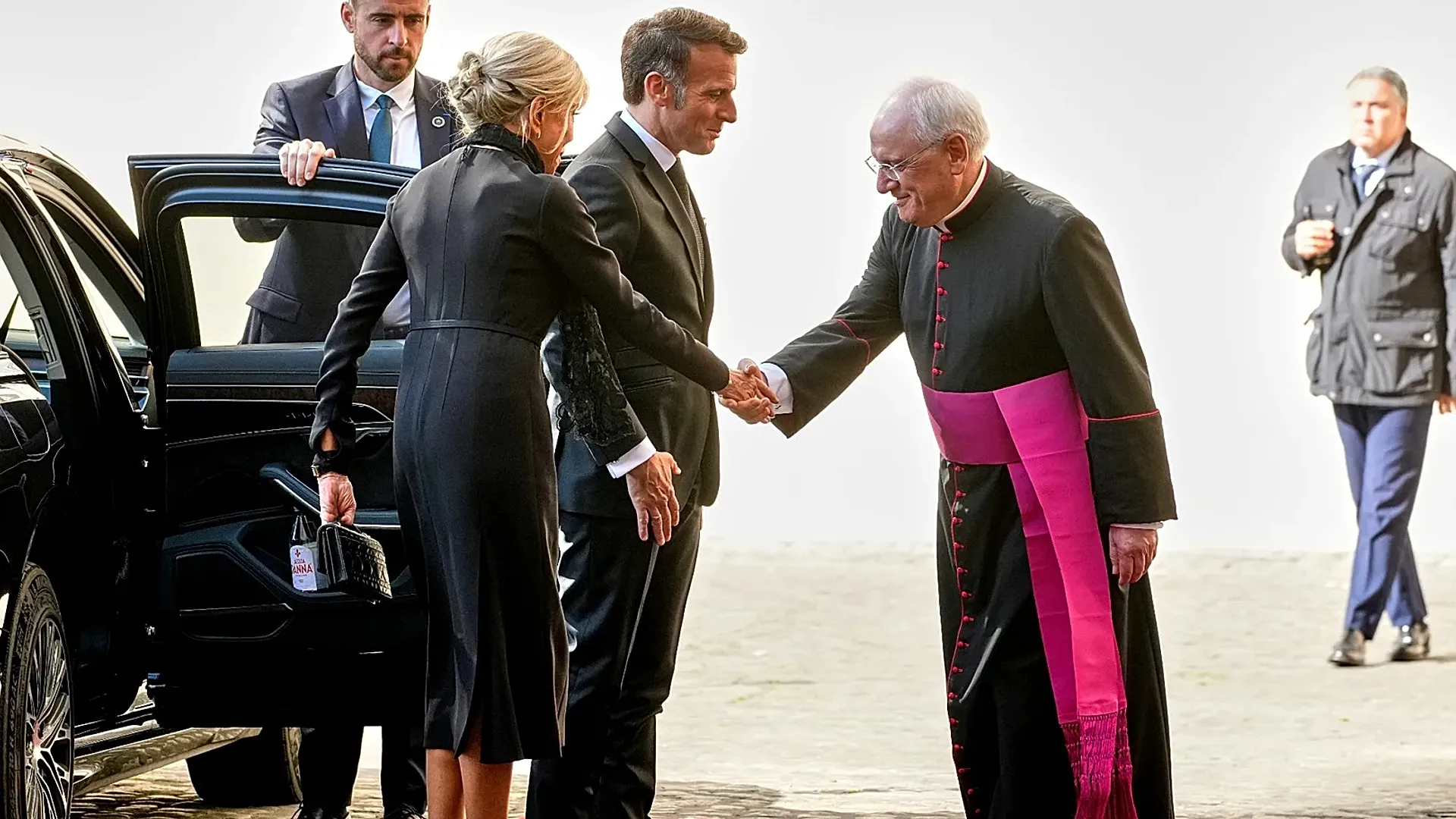 ماكرون يلتقي البابا ويضع لبنان على طاولة الفاتيكان