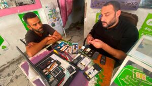 أسعار الهواتف وقطع صيانتها في غزة ترتفع إلى أضعاف ما كانت عليه قبل الحرب