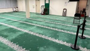 السلطات الفرنسية تغلق مسجد التقوى قرب باريس ستة أشهر وإدارته ترفض الاتهامات
